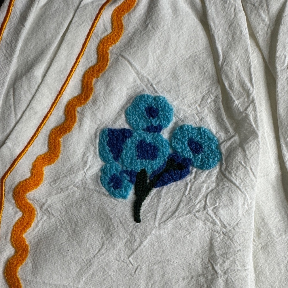 Cottagecore Festival White Short and Vest Set with Floral Embroidery - Picture 3 of 11
